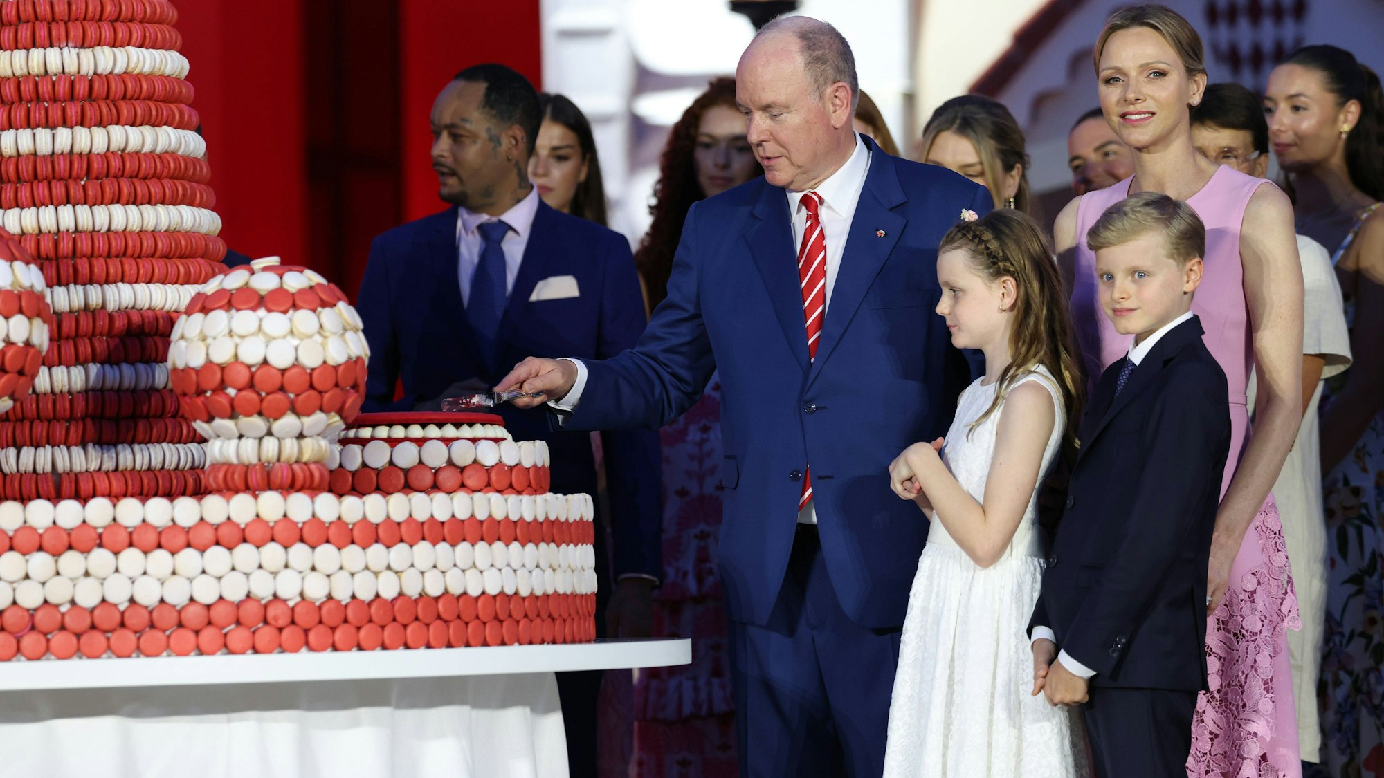 Fürst Albert II, Charlène, Jacques und Gabriella schneiden Torte.