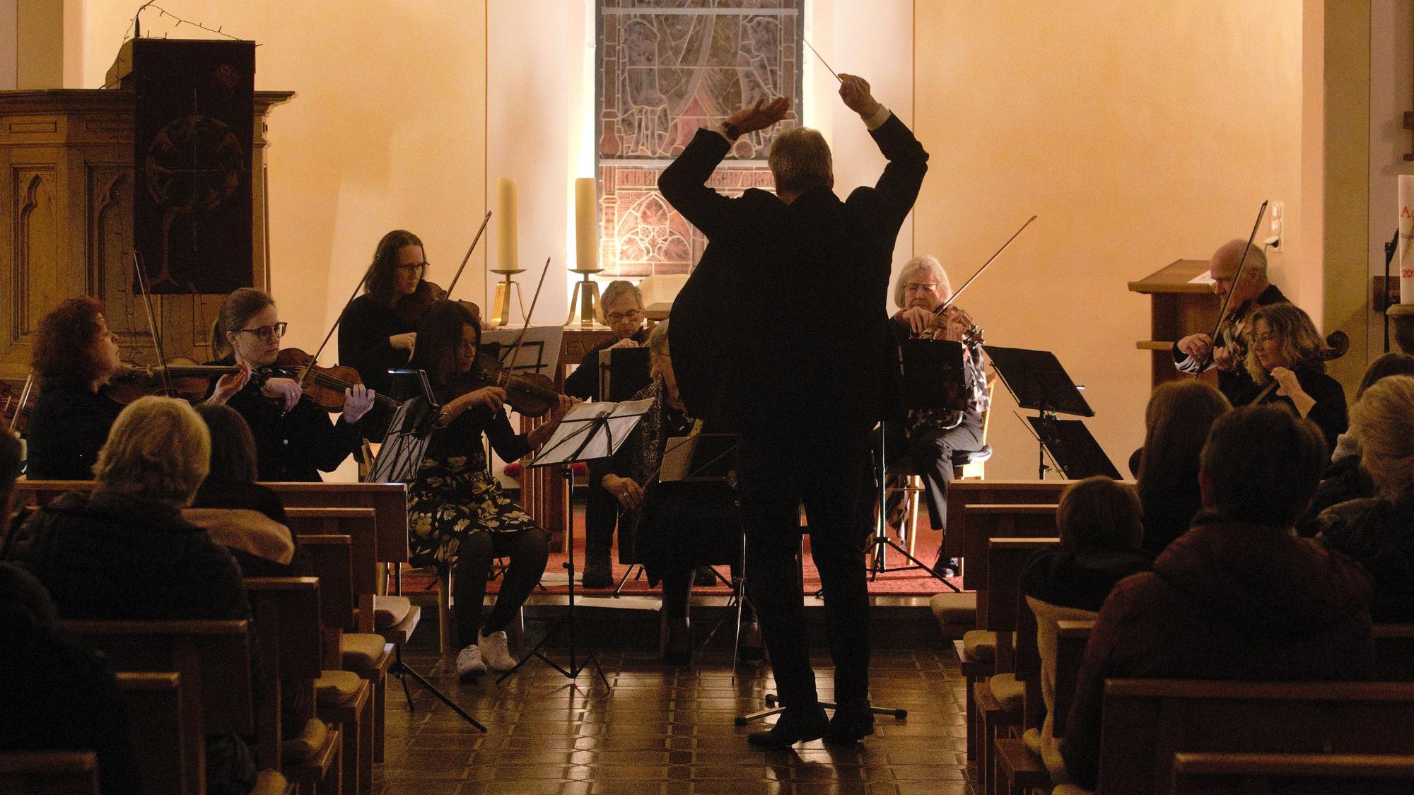 Leidenschaftlich: Stephan Kümmeler und das Oberbergische Kammerorchester in Oberbantenberg.