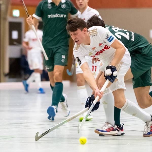 Deutschland, Mülheim, 13.01.2024, Sporthalle Lehnerstr. HTCU, Uhlenhorst Mülheim vs Rot-Weiss Köln - Halle 1. Bundesliga Herren, Jonas Seidemann Uhlenhorst Mülheim, Maximilian Siegburg Rot-Weiss Köln in action Mülheim Sporthalle Lehnerstr. HTCU Deutschland *** Germany, Mülheim, 13 01 2024, Sporthalle Lehnerstr HTCU , Uhlenhorst Mülheim vs Rot Weiss Köln Halle 1 Bundesliga Herren, Jonas Seidemann Uhlenhorst Mülheim , Maximilian Siegburg Rot Weiss Köln in action Mülheim Sporthalle Lehnerstr HTCU Germany eu-images-721