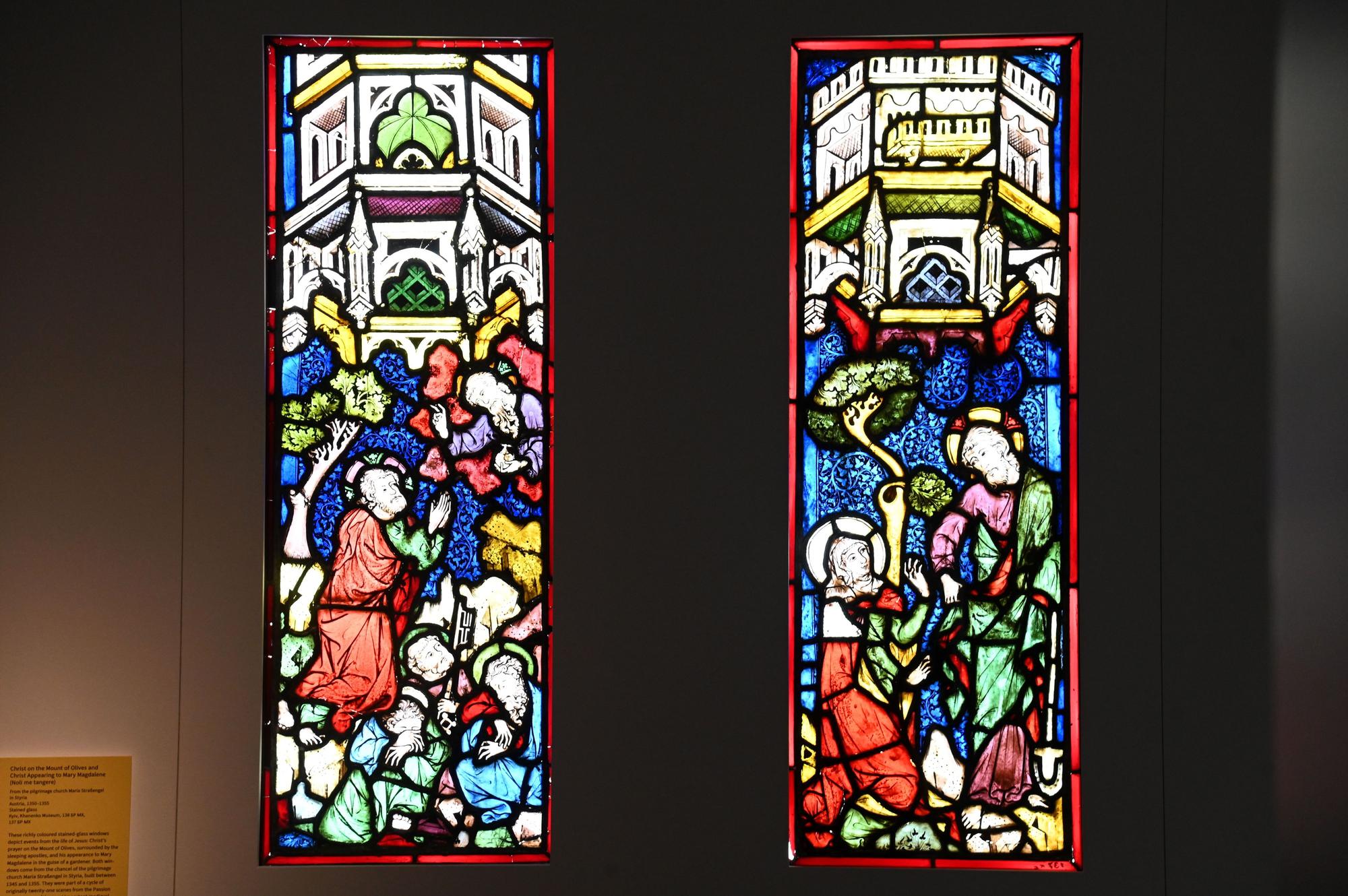 Die Architekturelemente der Glasgemälde aus dem 14. Jahrhundert sind frühe Versuche, Dreidimensionalität zu zeigen.