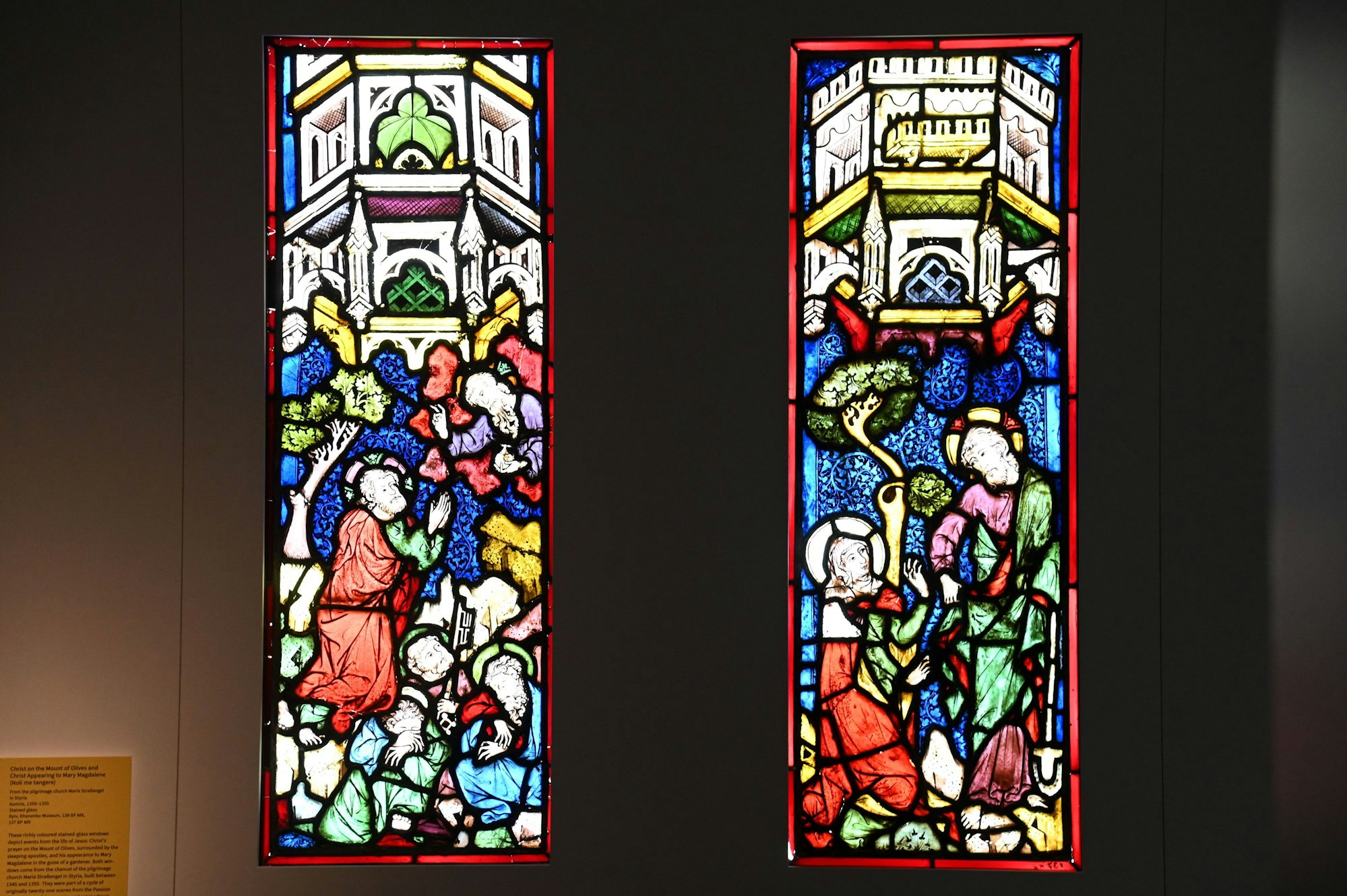 Die Architekturelemente der Glasgemälde aus dem 14. Jahrhundert sind frühe Versuche, Dreidimensionalität zu zeigen.