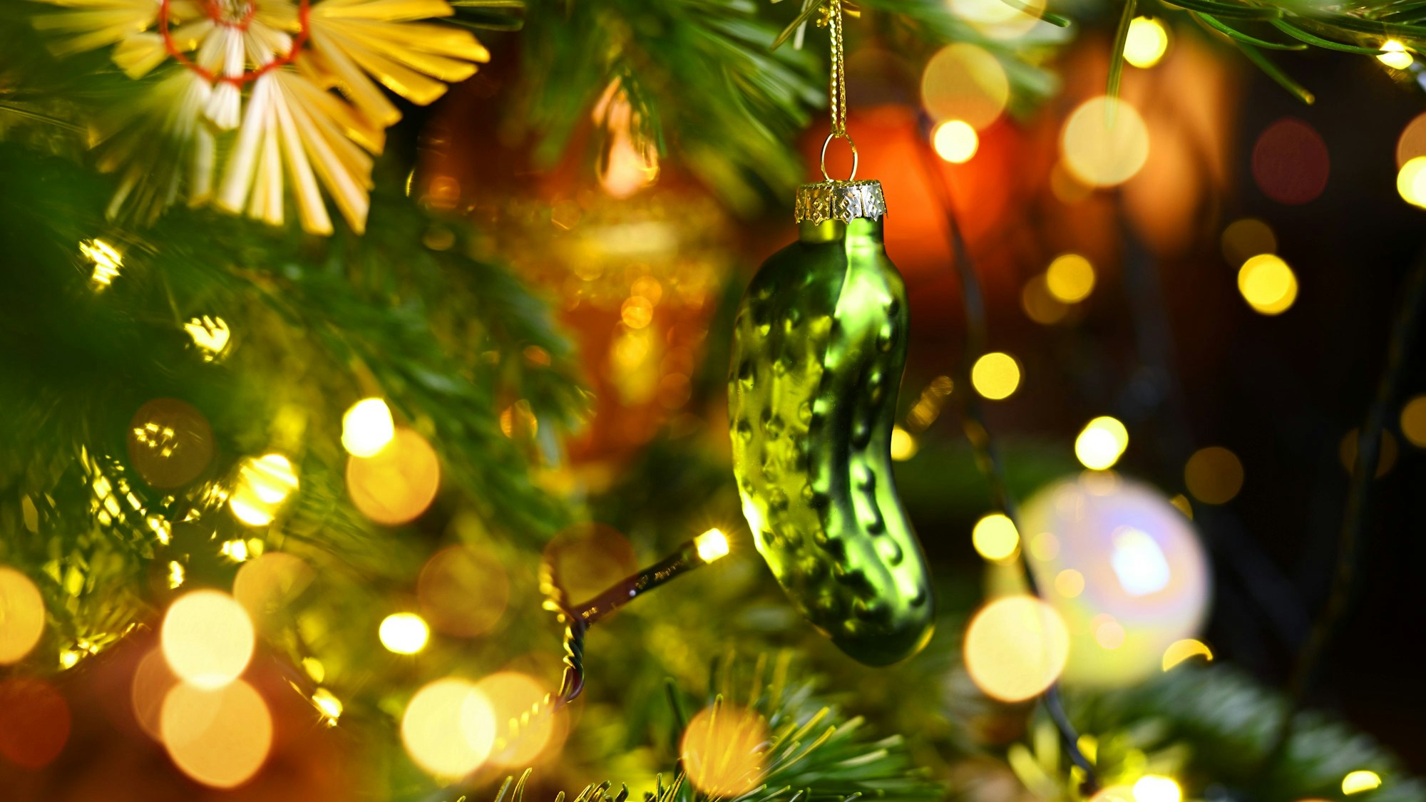 Weihnachtsgurke hängt an einem Weihnachtsbaum