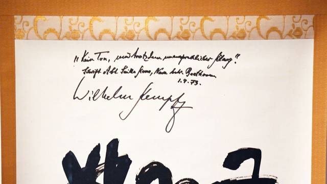 Der Klaviervirtuose Wilhelm Kempff verewigte sich auf einer Kalligrafie des buddhistischen Abts und Kunstmäzens Seiko Kono (Ausschnitt) im Ostasiatischen Museum Köln.