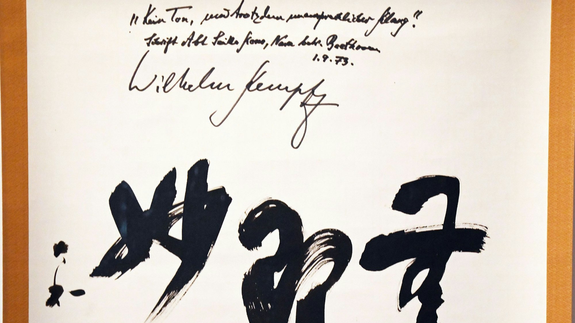 Der Klaviervirtuose Wilhelm Kempff verewigte sich auf einer Kalligrafie des buddhistischen Abts und Kunstmäzens Seiko Kono (Ausschnitt) im Ostasiatischen Museum Köln.