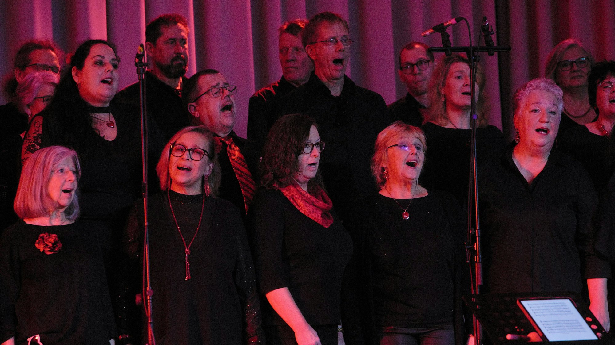 Topaktuell: Der HeartChor Hunstig ist spezialisiert auf Popsongs und bot im Drabenderhöher Stadtteilhaus ein Kontrastprogramm.