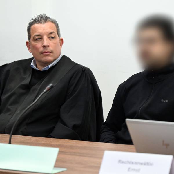 Der Angeklagte Sermet A. (r.) mit seinem Verteidiger Wolf Bonn beim Prozessauftakt im Kölner Landgericht