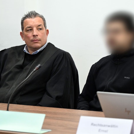 Der Angeklagte Sermet A. (r.) mit seinem Verteidiger Wolf Bonn beim Prozessauftakt im Kölner Landgericht