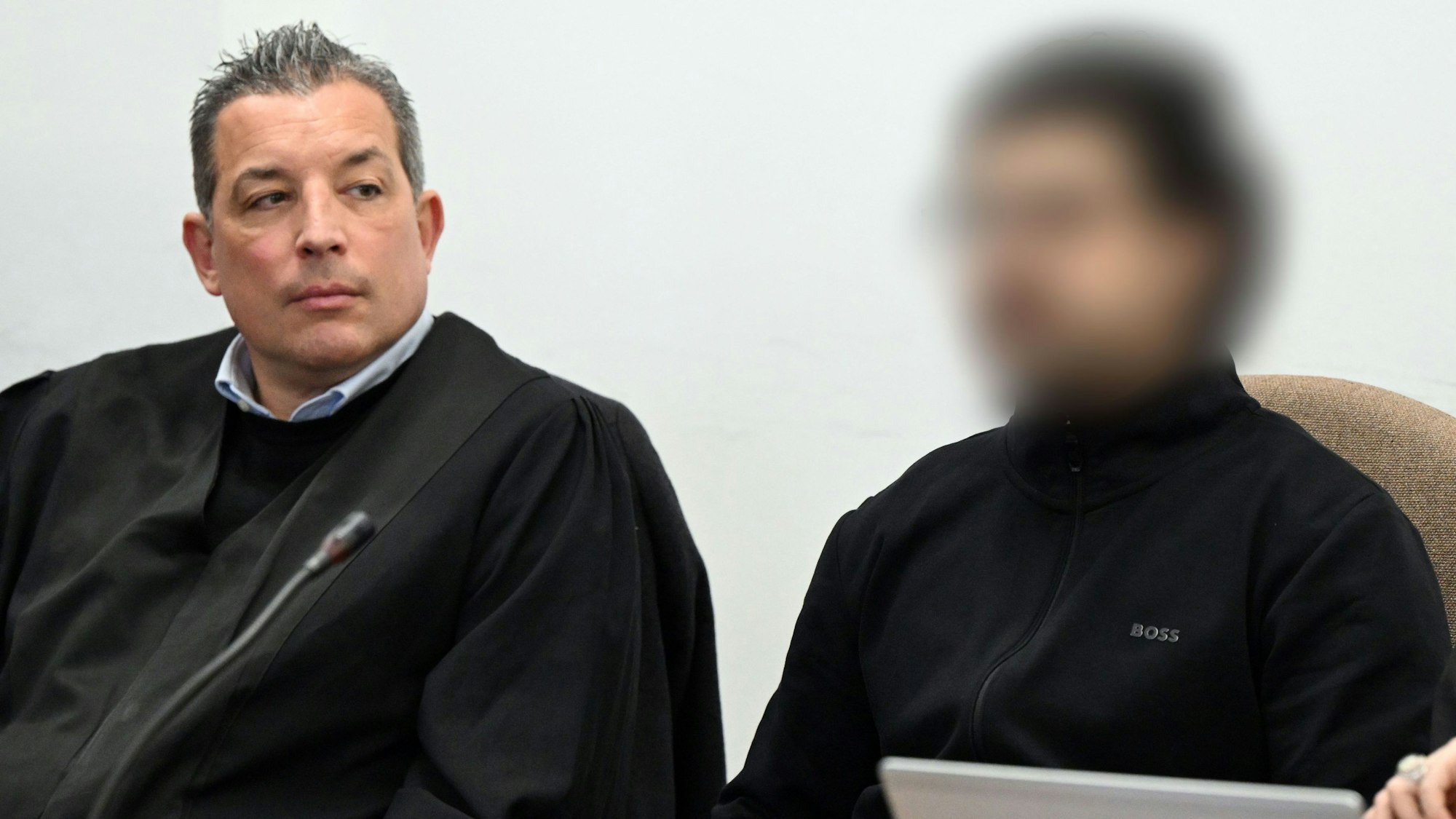 Der Angeklagte Sermet A. (r.) mit seinem Verteidiger Wolf Bonn beim Prozessauftakt im Kölner Landgericht