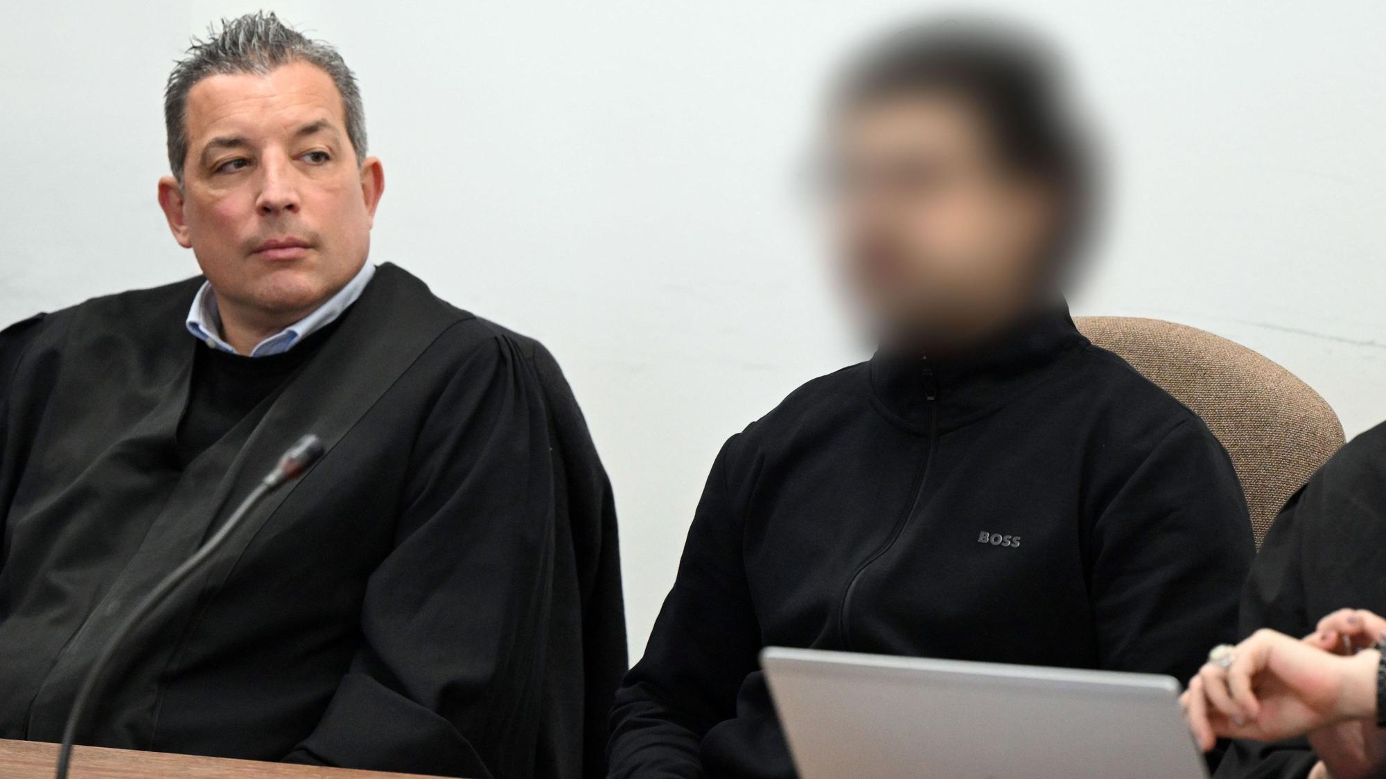 Sermet A. (24) mit Verteidiger Wolf Bonn beim Auftakt seines Strafprozesses im Kölner Landgericht