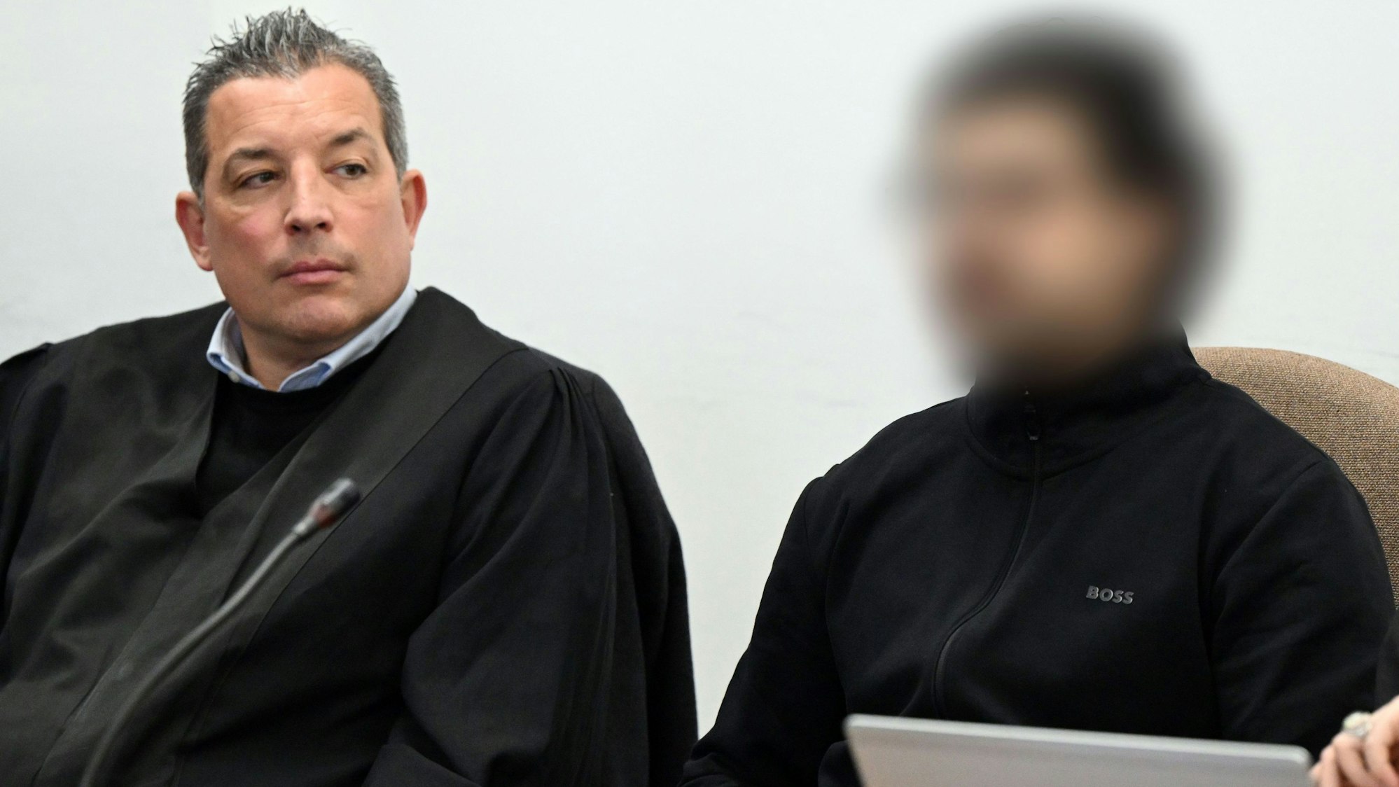 Sermet A. (24) mit Verteidiger Wolf Bonn beim Auftakt seines Strafprozesses im Kölner Landgericht