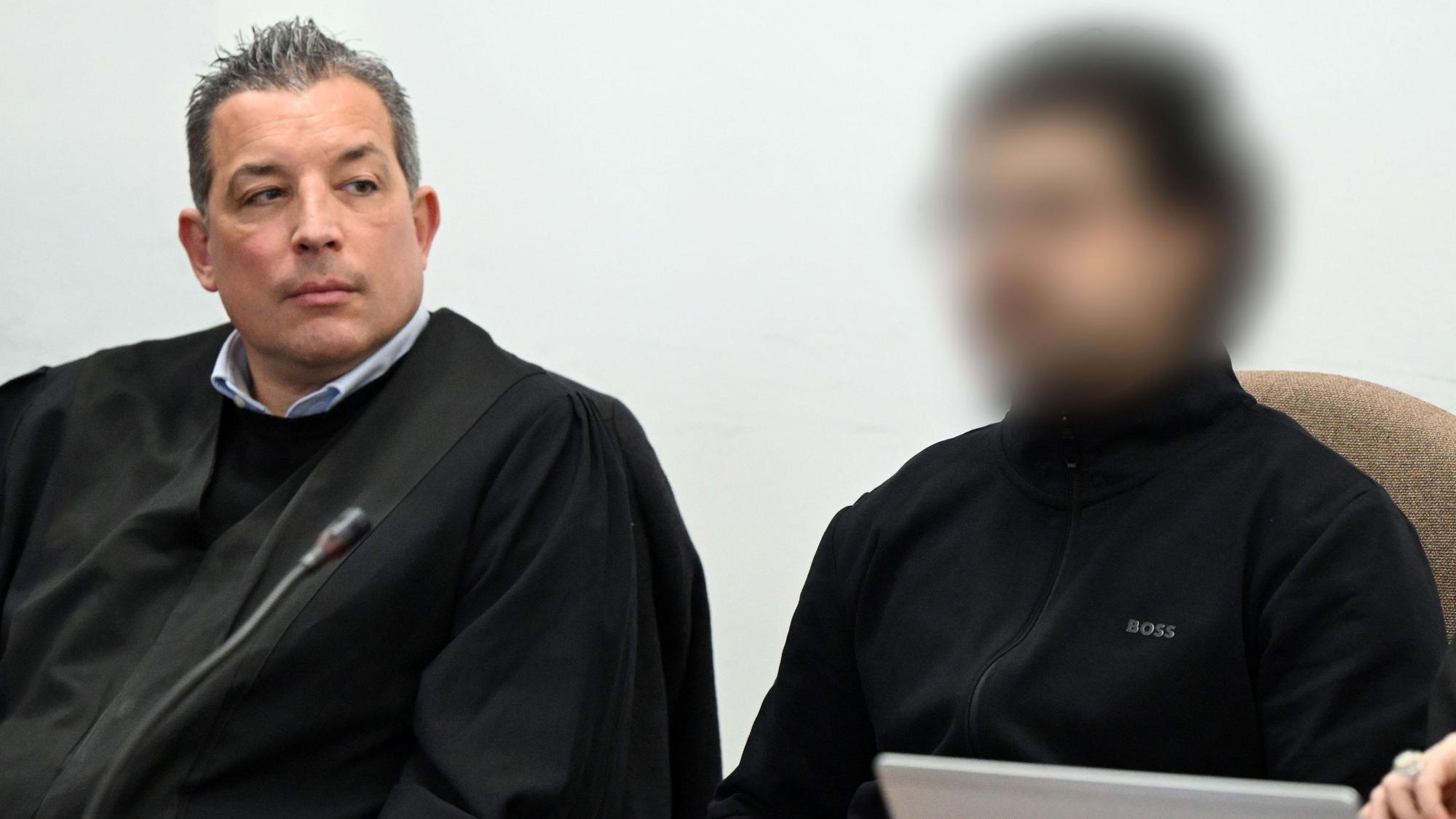 Der Angeklagte Sermet A. (r.) mit seinem Verteidiger Wolf Bonn beim Prozessauftakt im Kölner Landgericht