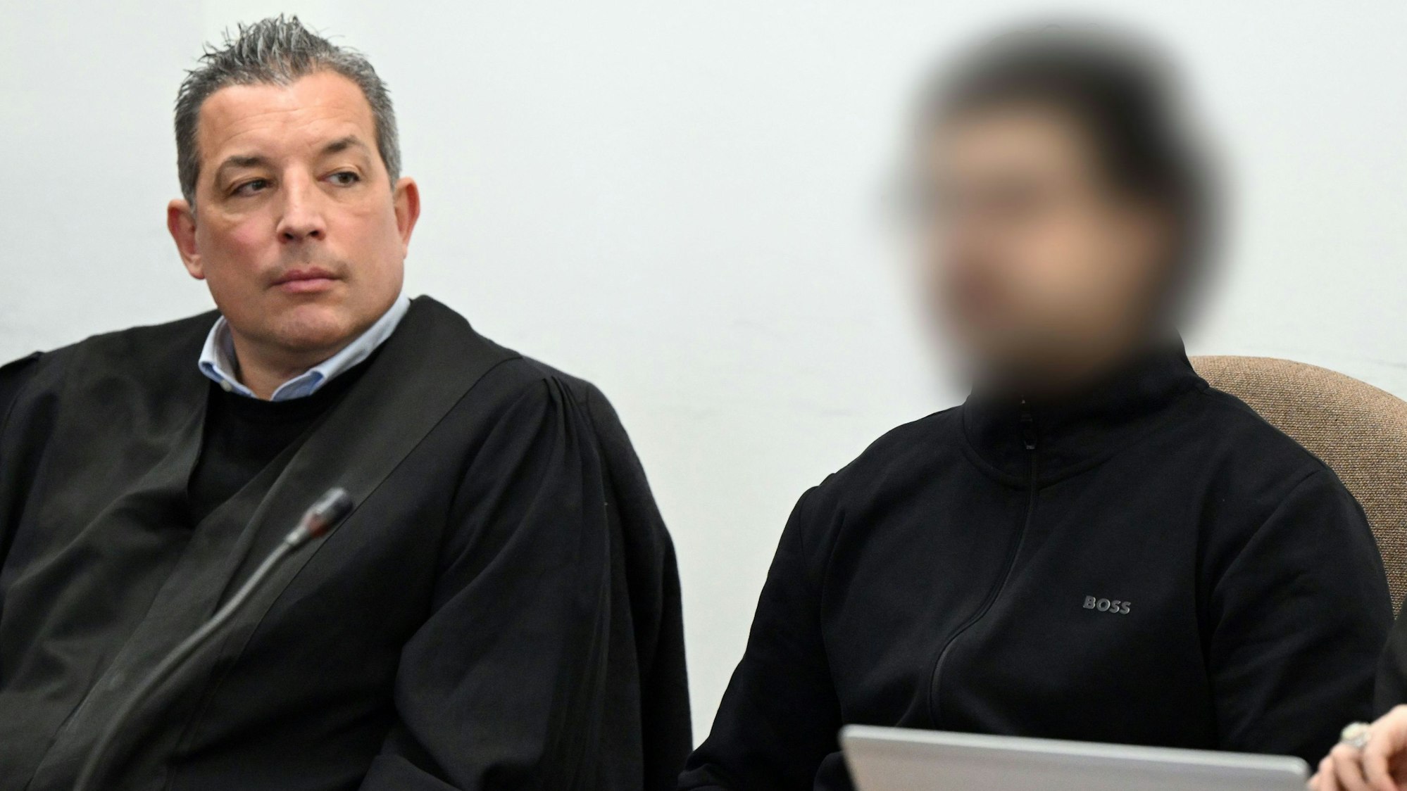 Der mutmaßliche Kölner Drogenboss Sermet A. mit seinem Verteidiger Wolf Bonn beim Prozessauftakt im Landgericht