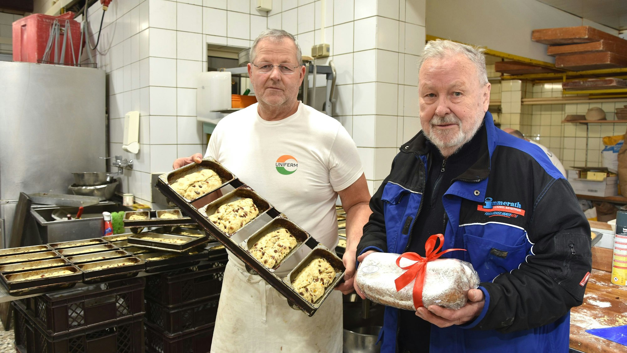 Das Foto zeigt zwei Männer, die Teigwaren festhalten.