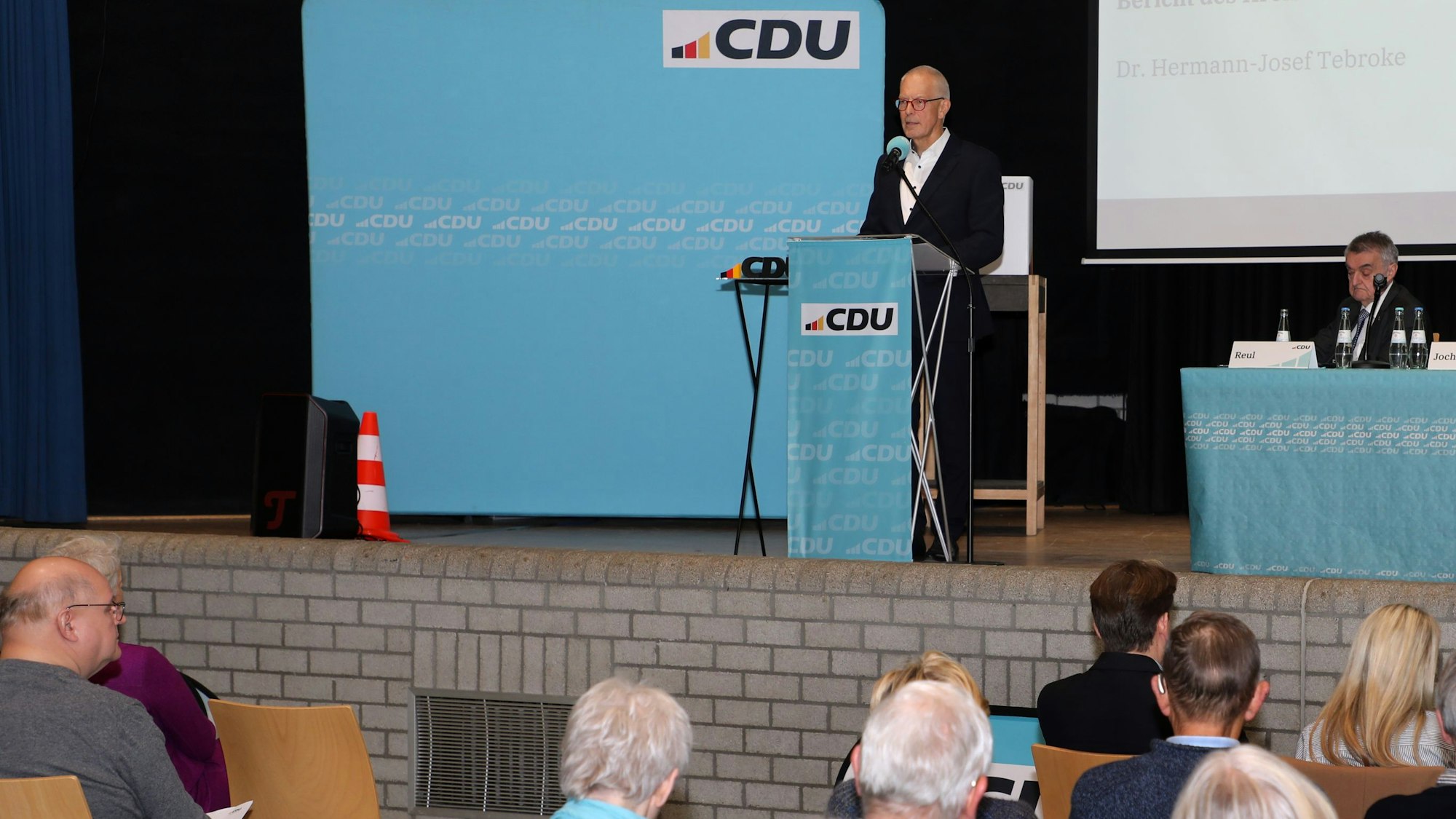 Dr. Hermann-Josef Tebroke steht beim Kreisparteitag der CDU Rhein-Berg am Rednerpult bei seinem letzten Bericht als CDU-Kreisvorsitzender.