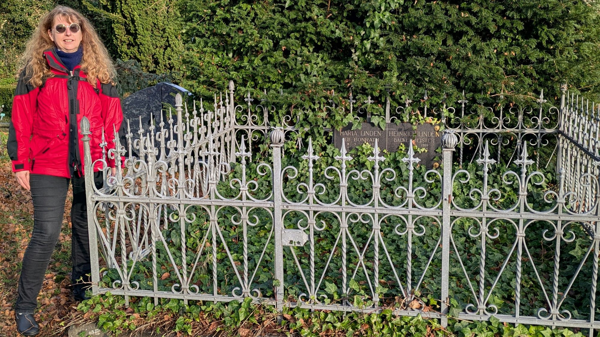 Stadtführerin Angela Breitrück am Grab von Heinrich und Maria Linden