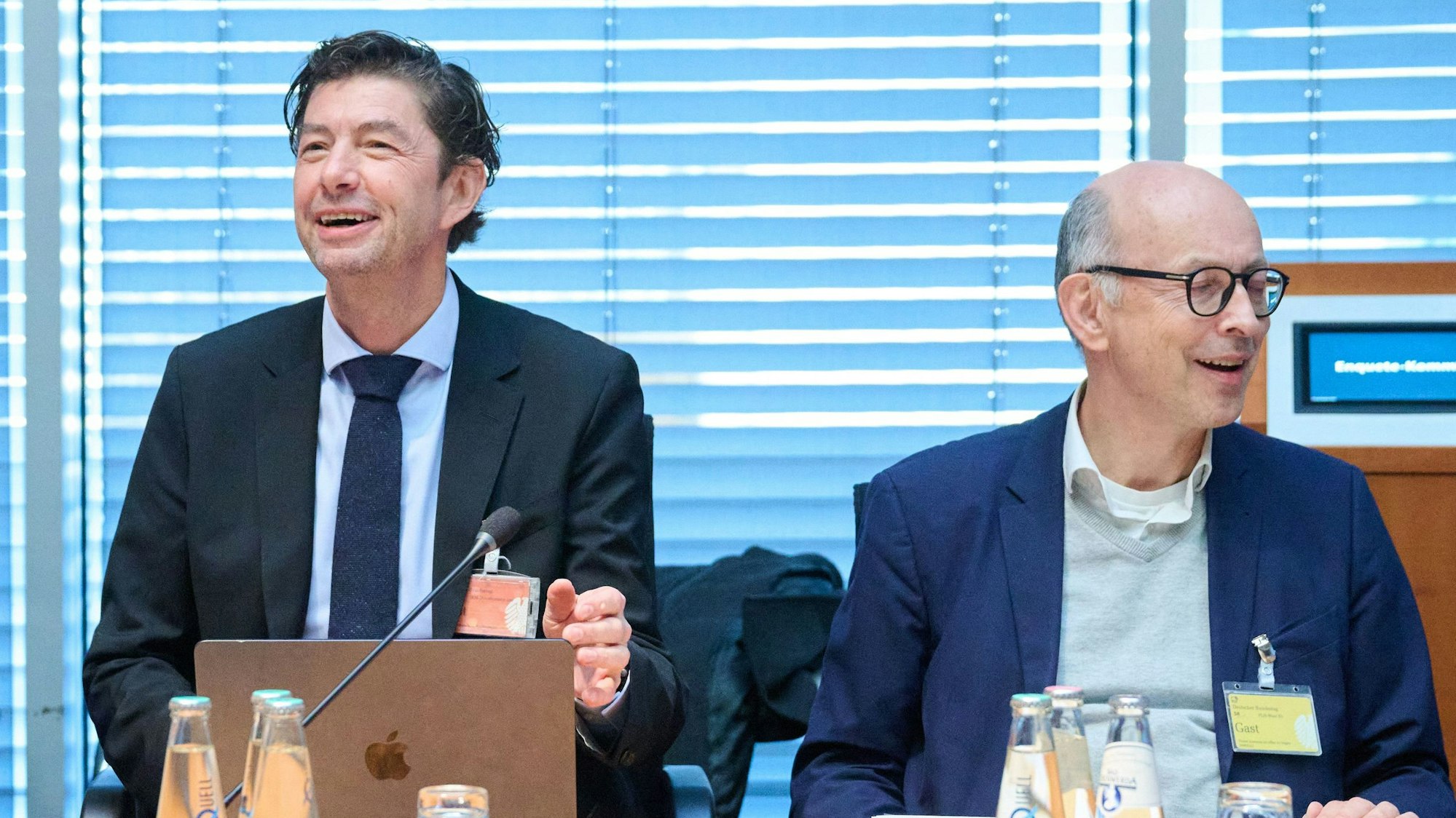 Professor Christian Drosten (Mitte), Virologe, in der öfffentlichen Anhörung der Enquete-Kommission des Bundestags zur Aufarbeitung der Corona-Pandemie. Rechts neben ihm Johannes Nießen, kommissarischer Leiter des Bundesinstituts für Öffentliche Gesundheit (BIÖG) und ehemaliger Leiter des Kölner Gesundheitsamts.