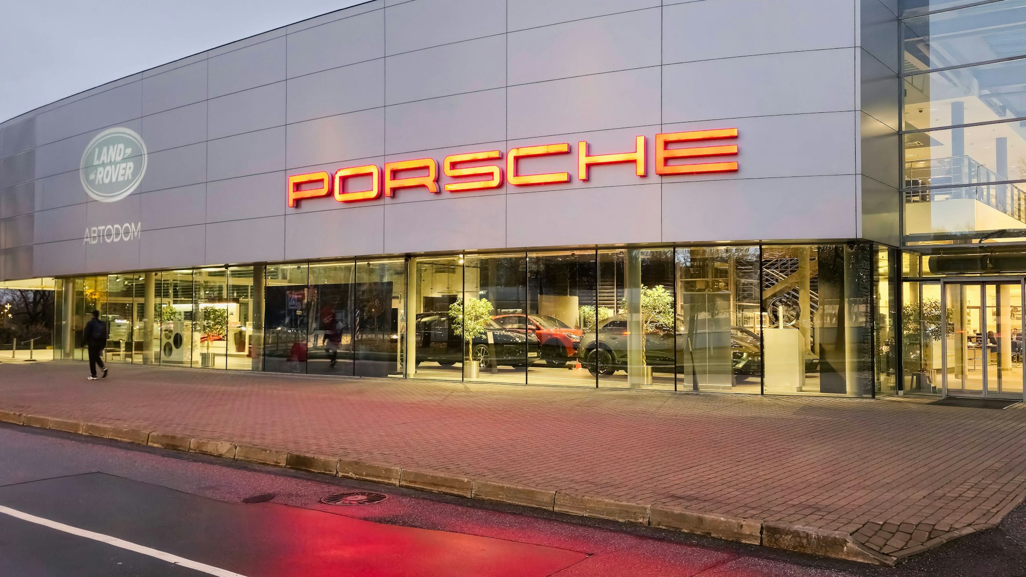 Ein Showroom von Porsche in Sankt-Petersburg.
