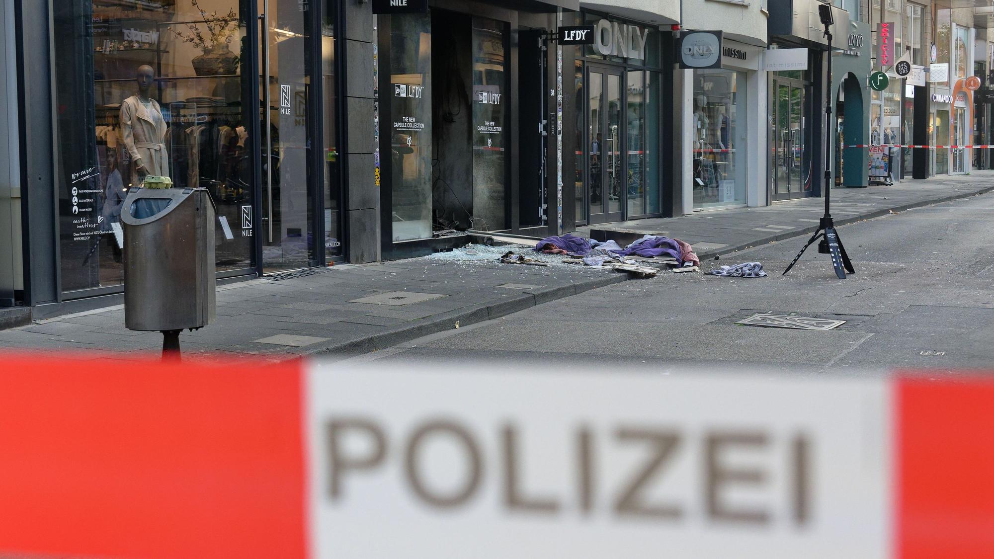 Nach dem Raub von Drogen aus einer Hürther Lagerhalle erschütterte eine Reihe von Geiselnahmen und Explosionen Köln und die Region - wie hier auf der Ehrenstraße. (Archivbild)