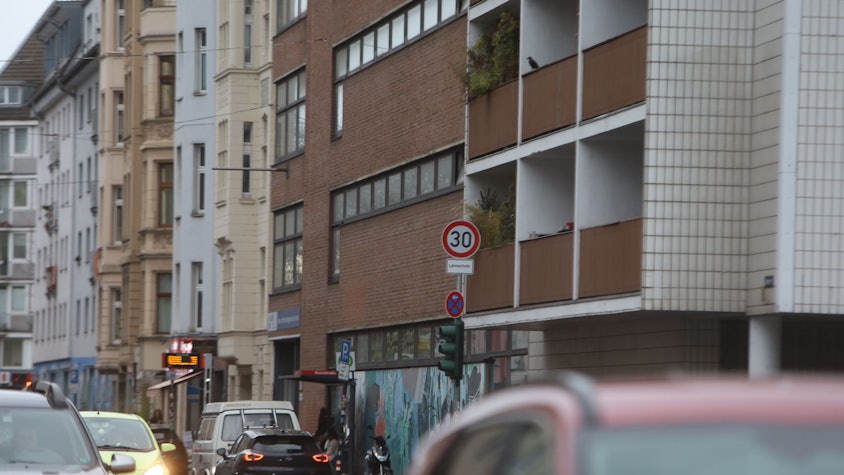 08.12.2025, Köln: Auf der Lindenstraße ist nun Tempo 30. Foto: Arton Krasniqi