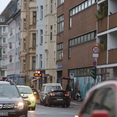 08.12.2025, Köln: Auf der Lindenstraße ist nun Tempo 30. Foto: Arton Krasniqi