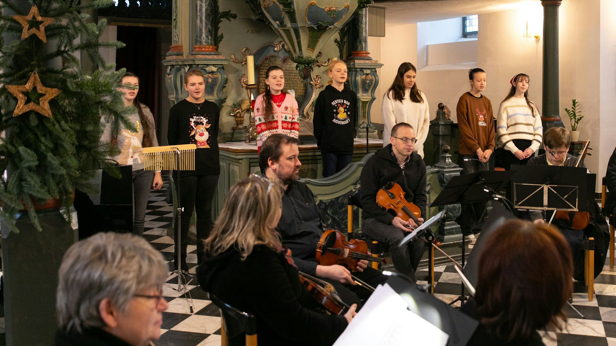 Kunterbunt: Beim Konzert mit dem Kammerorchester Waldbröl in der Eckenhagener Barockkirche trug der Kinderchor Steinaggertal Christmas-Sweater.