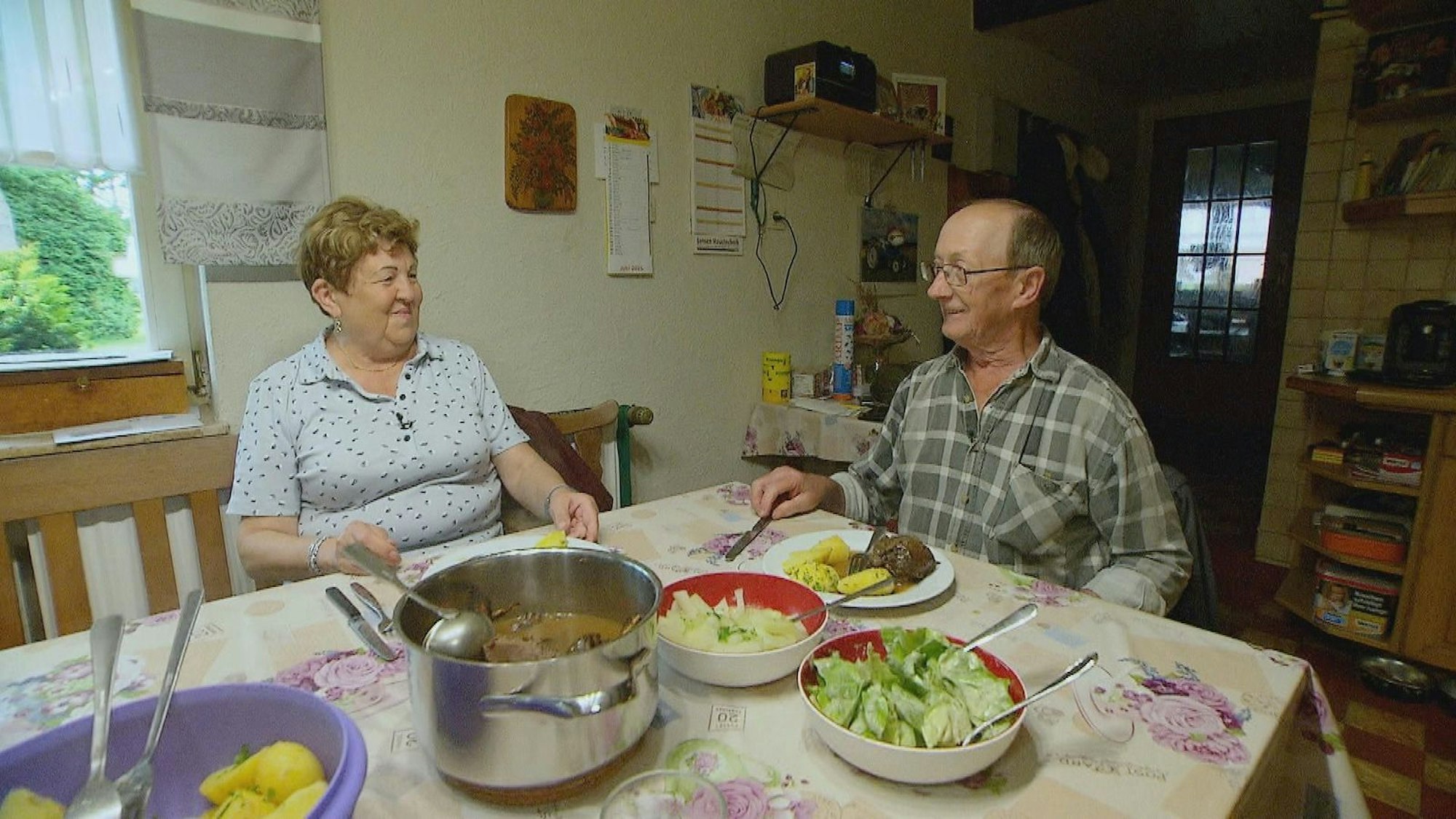 Hofdame Katharina lernt die Essvorlieben von Bauer Walter kennen. (Bild: RTL)