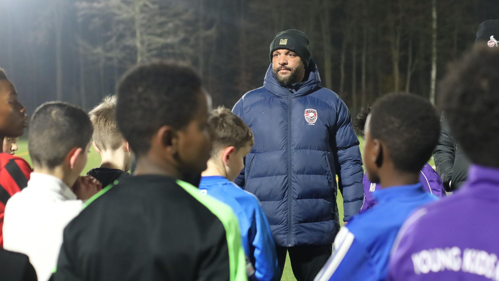 Coach Faisal Neumann mit seiner U12 des TuS Ehrenfeld 1865.