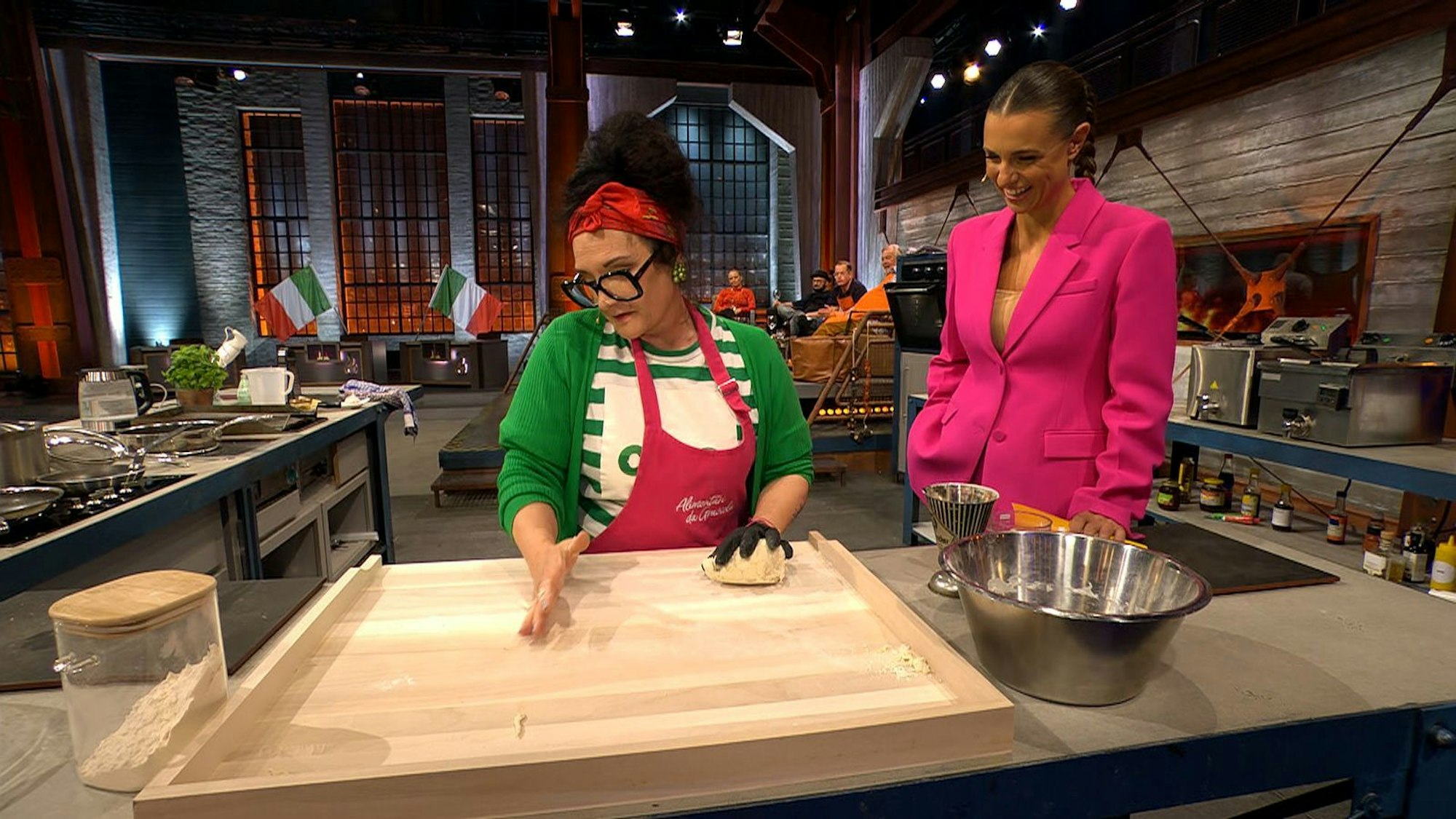 Graciela Cucchiara vertrat Italien mit „Trofie alla Genovese“. Sie ist eine gute Freundin von Hensslers altem Widersacher Tim Mälzer. (Bild: RTL)