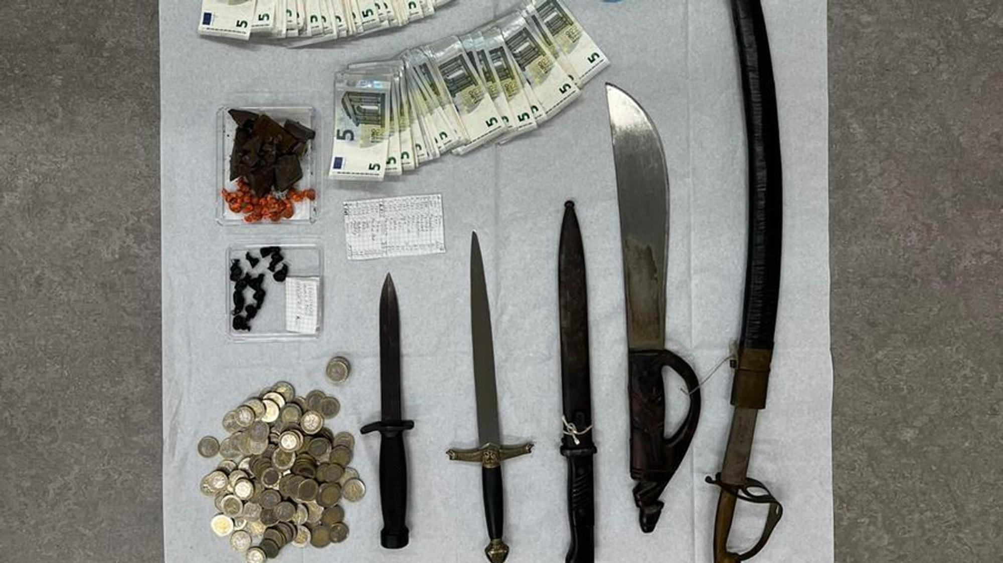 Heroin, Macheten und mehrere tausend Euro Bargeld hat die Polizei in Köln bei einem mutmaßlichen Dealer gefunden.