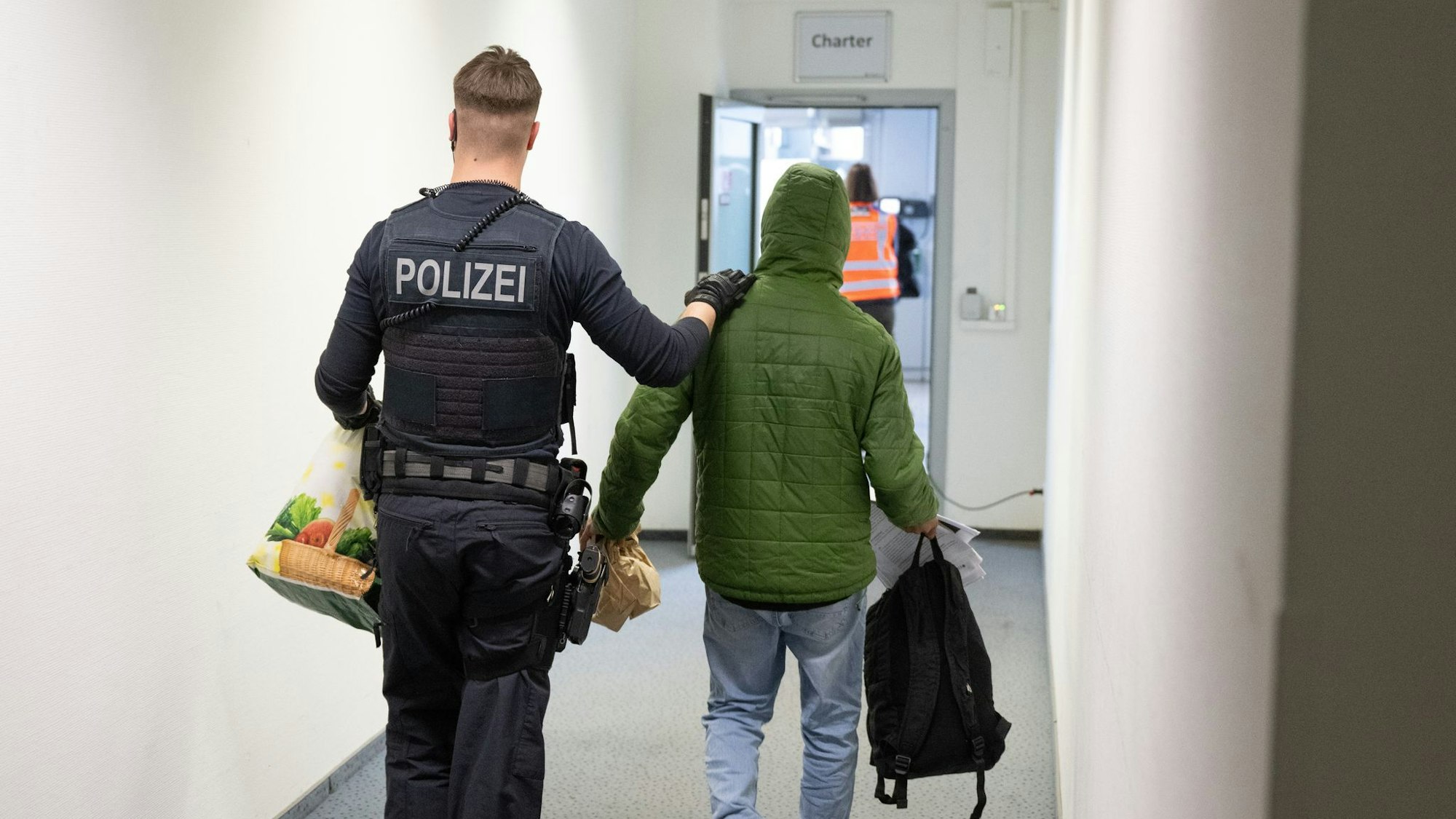 Mit Hilfe zusätzlicher Druckmittel sollen Abschiebungen nach der Vorstellung der EU-Staaten zukünftig schneller gehen. (Symbolbild)