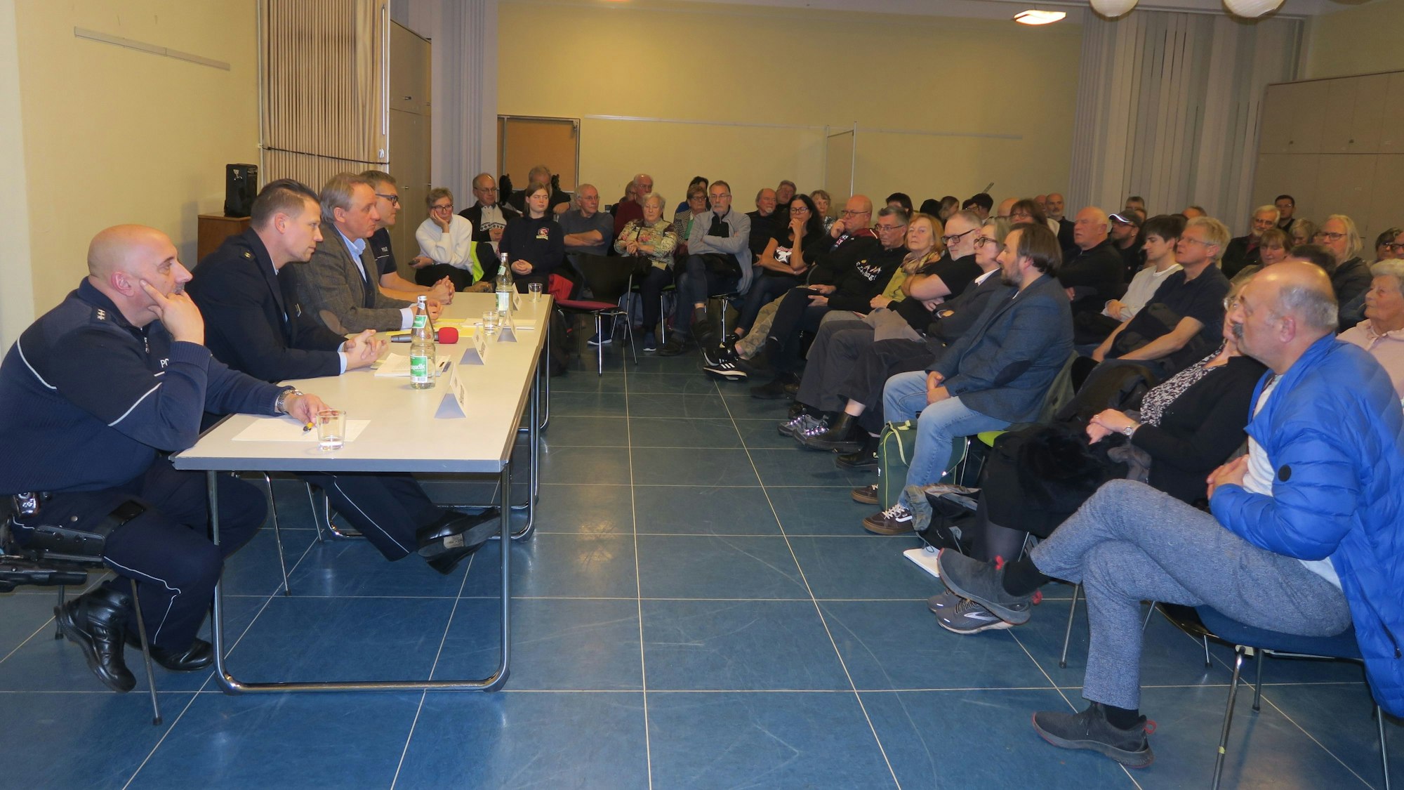 Zwei Stunden lang unterhielten sich die Beamten angeregt mit den Bürgern.