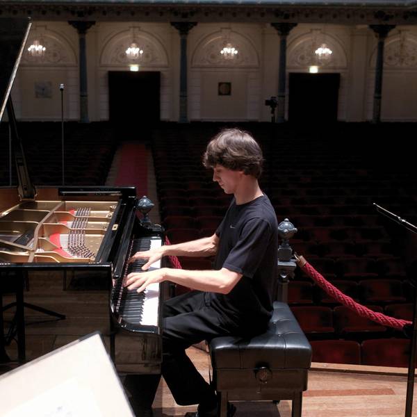 Ein Mann spielt Klavier.