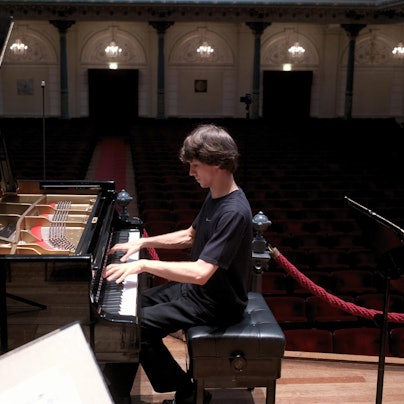 Ein Mann spielt Klavier.