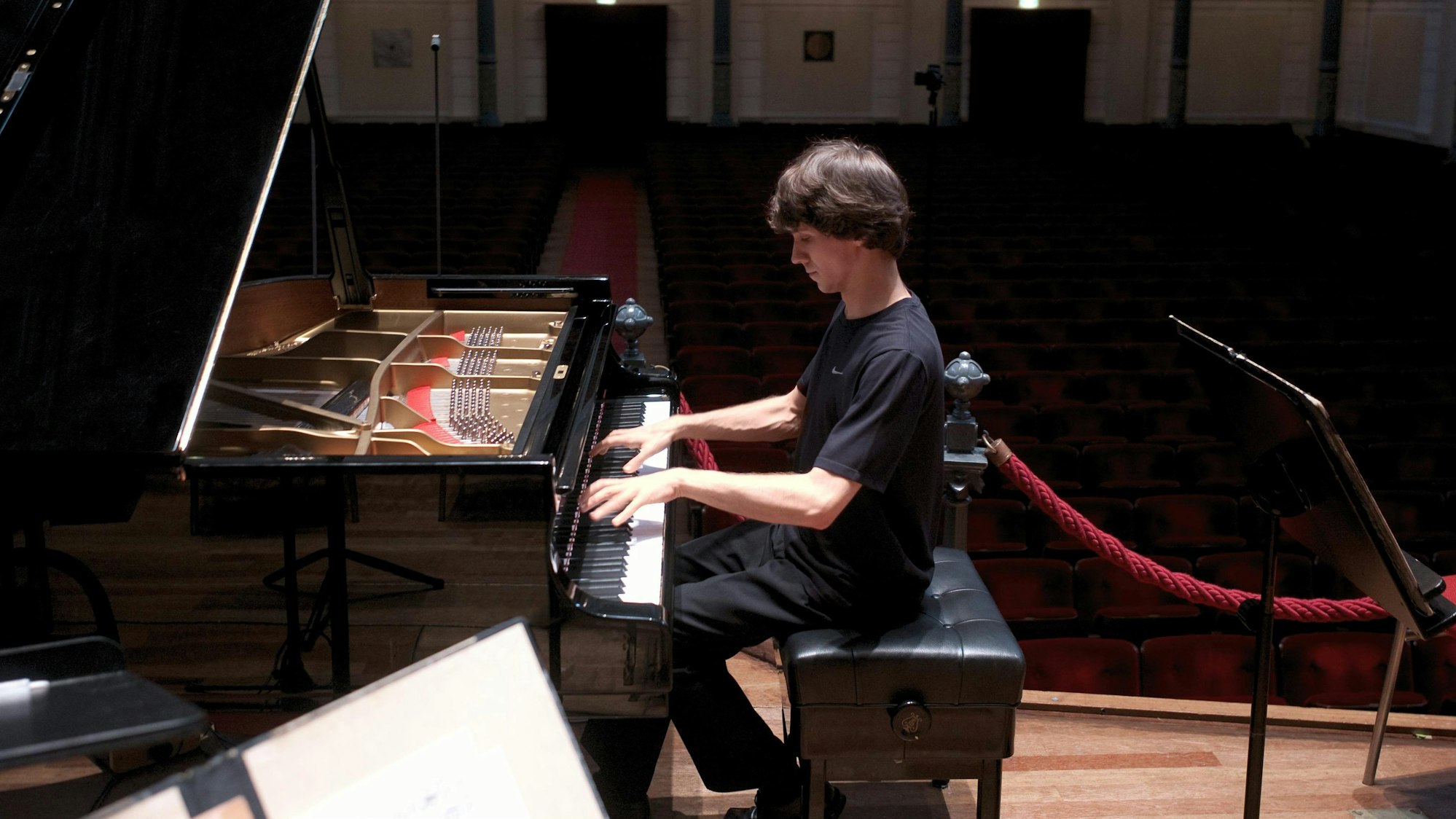 Ein Mann spielt Klavier.