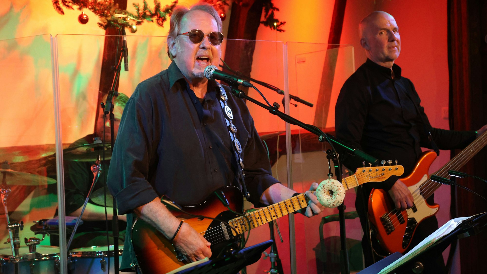 Traditionell: Die rockige Christmas-Party von Ernie Wirth und Freunden im Bielsteiner Burghaus, darunter wieder Sängerin Ramona Even und Bassist Martin Grund, gehört für viele zum Advent wie Lebkuchen und Stollen.