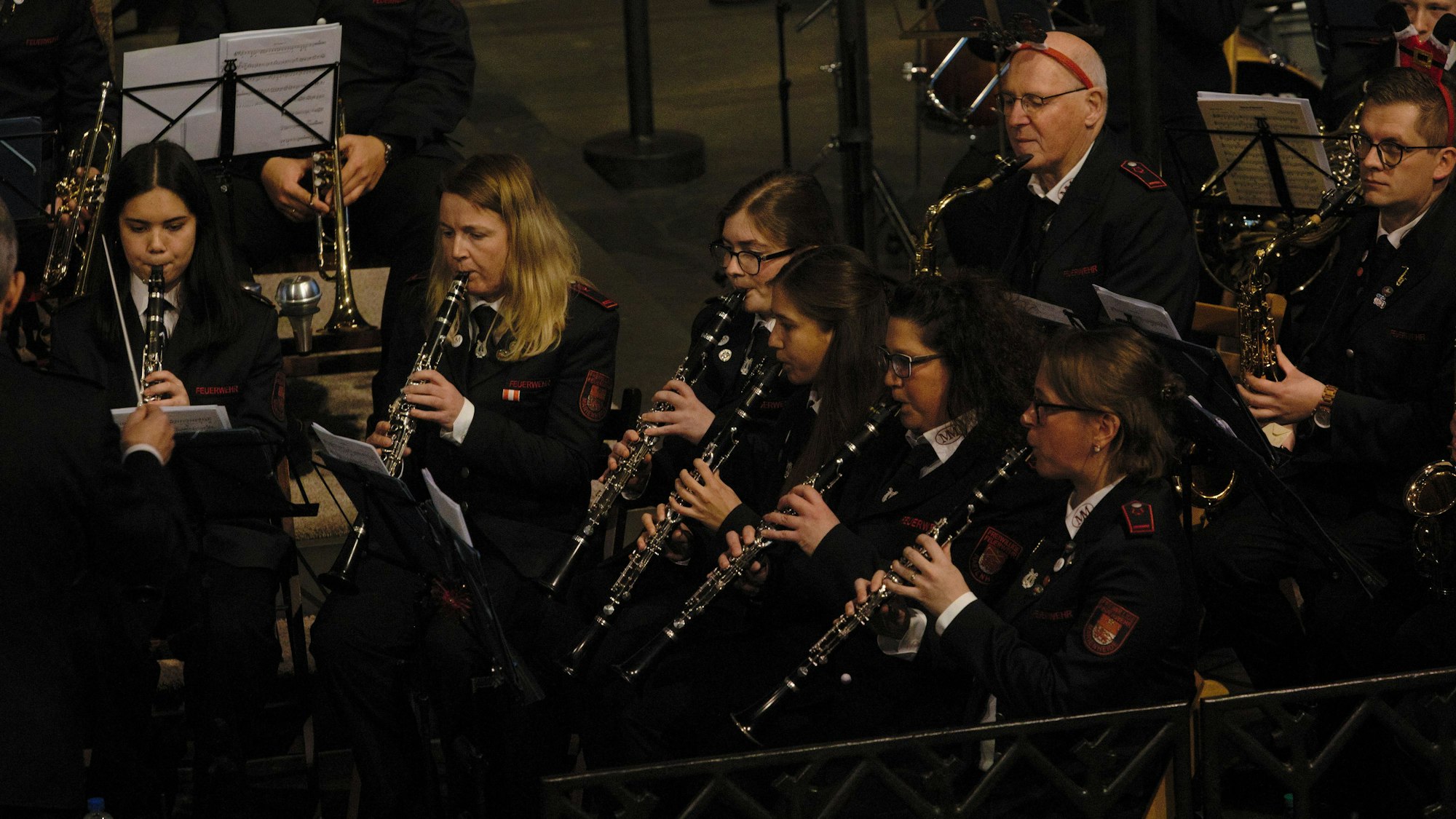 Atmosphärisch: Der Musikzug der Feuerwehr und der Quartettverein nutzten die Akustik der Marienheider Montfortkirche für ihr Adventskonzert.