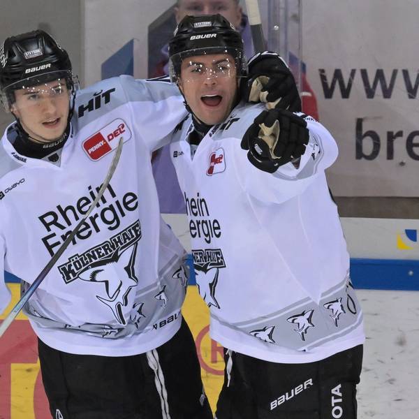 Maxi Kammerer und Kevin Niedenz feiern beim Kölner Sieg über die Fischtown Pinguins in Bremerhaven.