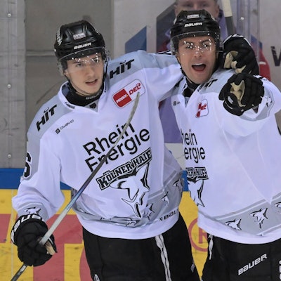 Maxi Kammerer und Kevin Niedenz feiern beim Kölner Sieg über die Fischtown Pinguins in Bremerhaven.