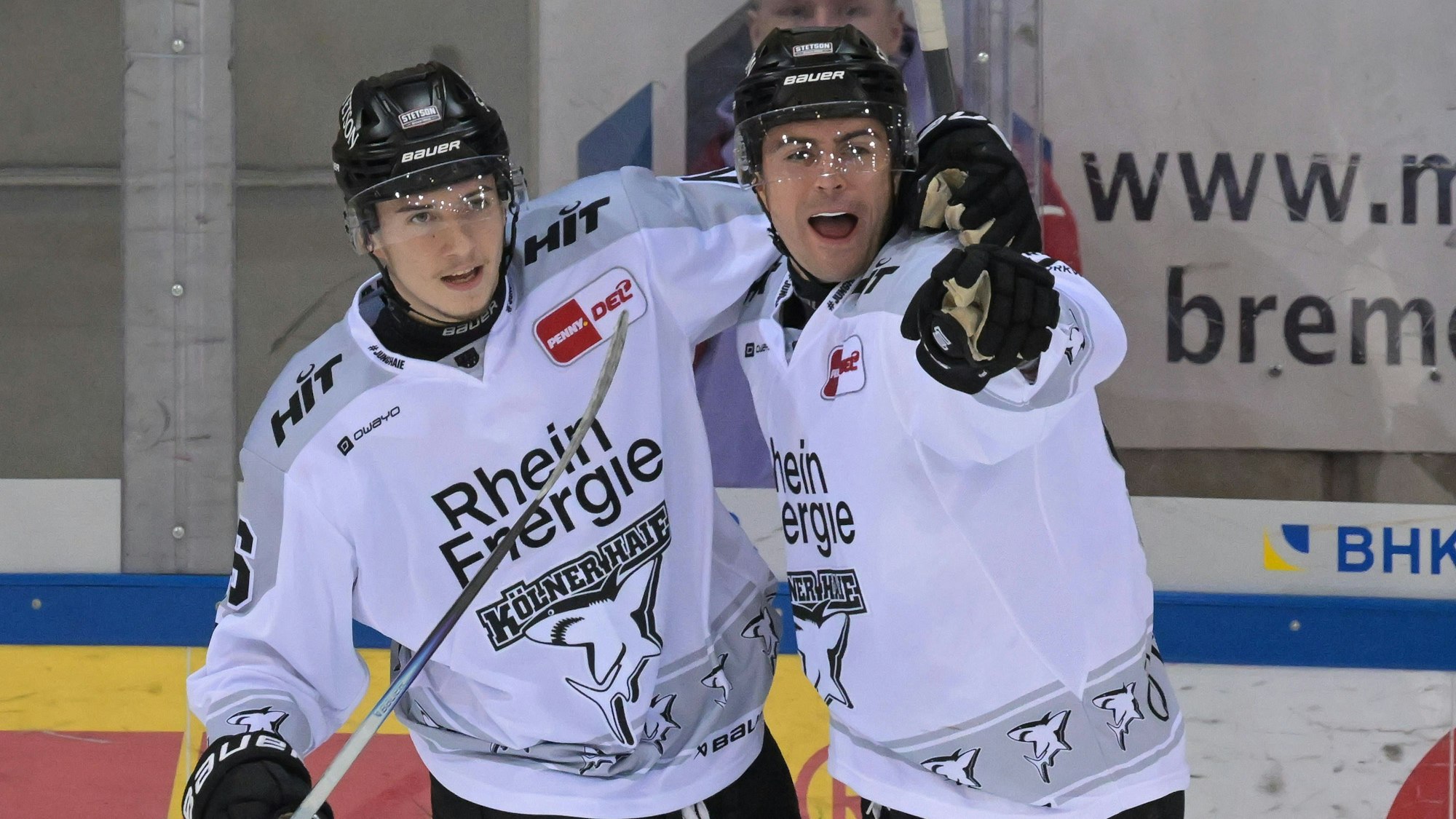 Torjubel nach seinem 0:2, Maximilian Kammerer Koelner Haie 9, links Kevin Niedenz Koelner Haie 46 Fischtown Pinguins - Koelner Haie, Eishockey, Deutsche Eishockey Liga, DEL, 07.12.2025 Bremerhaven Bremen Deutschland *** Goal celebration after his 0 2, Maximilian Kammerer Koelner Haie 9 , left Kevin Niedenz Koelner Haie 46 Fischtown Pinguins Koelner Haie, Ice Hockey, German Ice Hockey League, DEL, 07 12 2025 Bremerhaven Bremen Germany Copyright: xkolbert-press/BurghardxSchreyerx