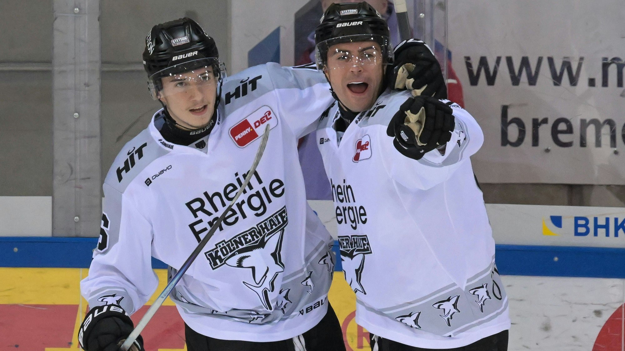 Maxi Kammerer und Kevin Niedenz feiern beim Kölner Sieg über die Fischtown Pinguins in Bremerhaven.