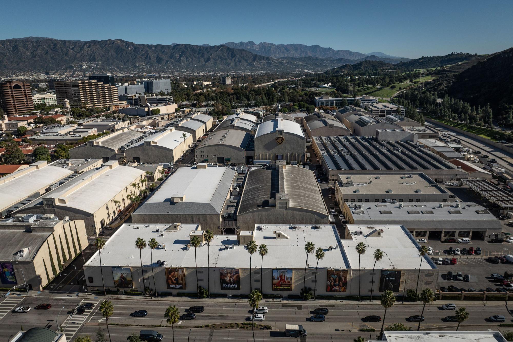 Eine Luftaufnahme zeigt die Warner Bros. Studios.