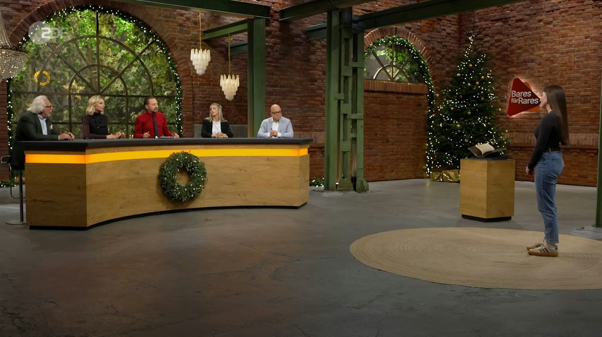 „Ich habe in meinem Leben schon viele Bibeln versteigert“, erinnerte sich Wolfgang Pauritsch (Dritter von links). (Bild: ZDF)