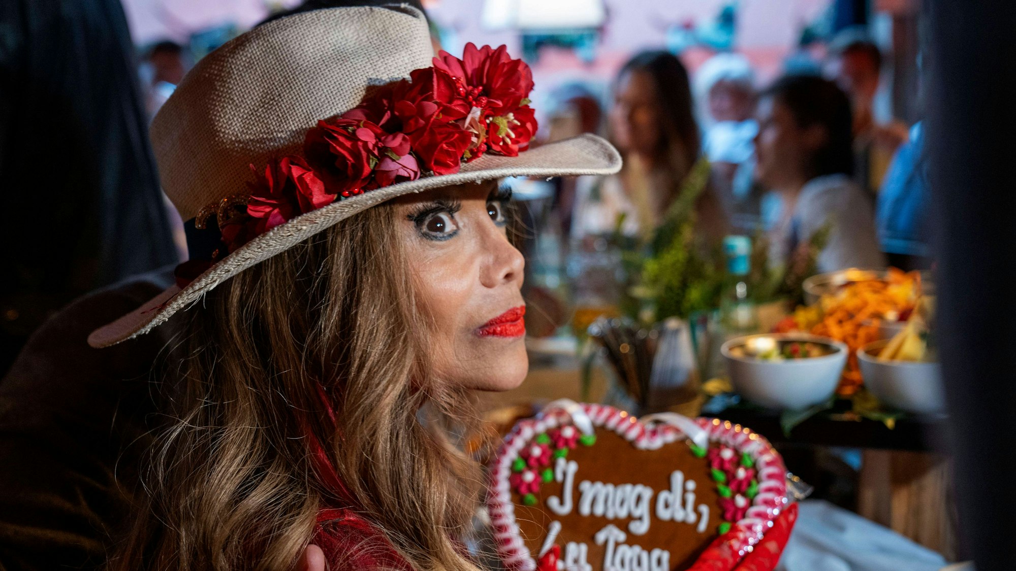 La Toya Jackson auf dem Oktoberfest mit Hut und Lebkuchen (Symbolbild)