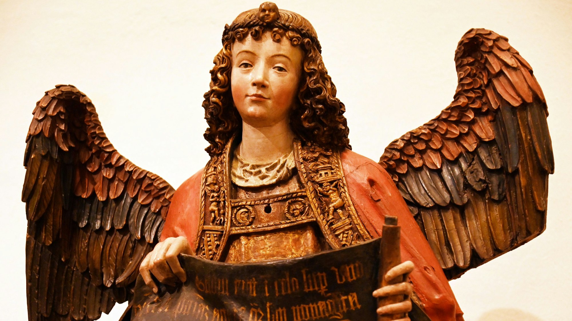 Engel in den Gewändern eines Diakons - Figur aus dem Kölner Museum Schnütgen