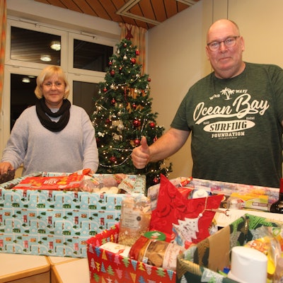 Die Annahme der Weihnachtspakete der Ruppichterother Tafel ist am Montag gestartet. Tafel-Leiter Herman van Laar und Ute Finger freuen sich über die ersten Besucher und die ersten Pakete.