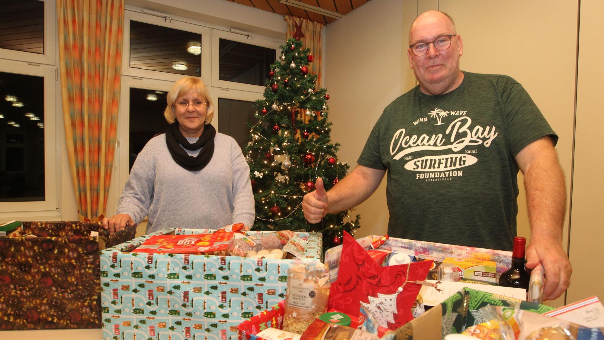 Die Annahme der Weihnachtspakete der Ruppichterother Tafel ist am Montag gestartet. Tafel-Leiter Herman van Laar und Ute Finger freuen sich über die ersten Besucher und die ersten Pakete.