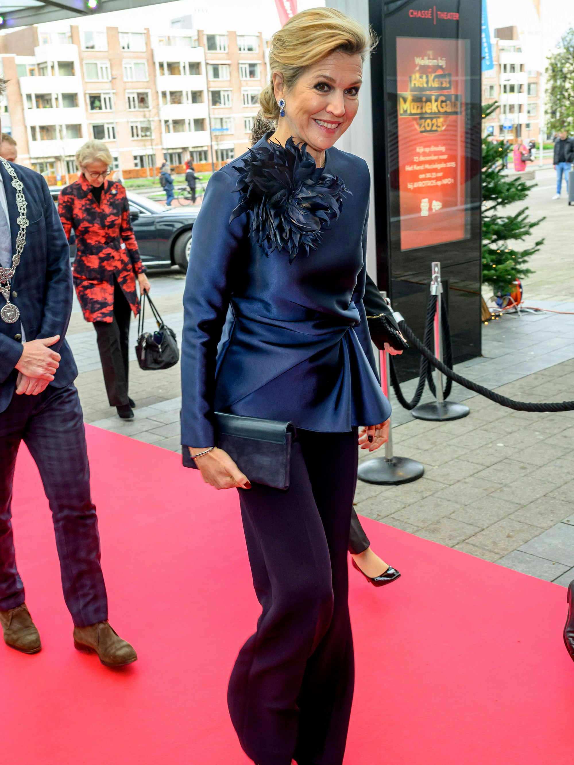 Königin Máxima kommt am Chassé Theater in Breda an.