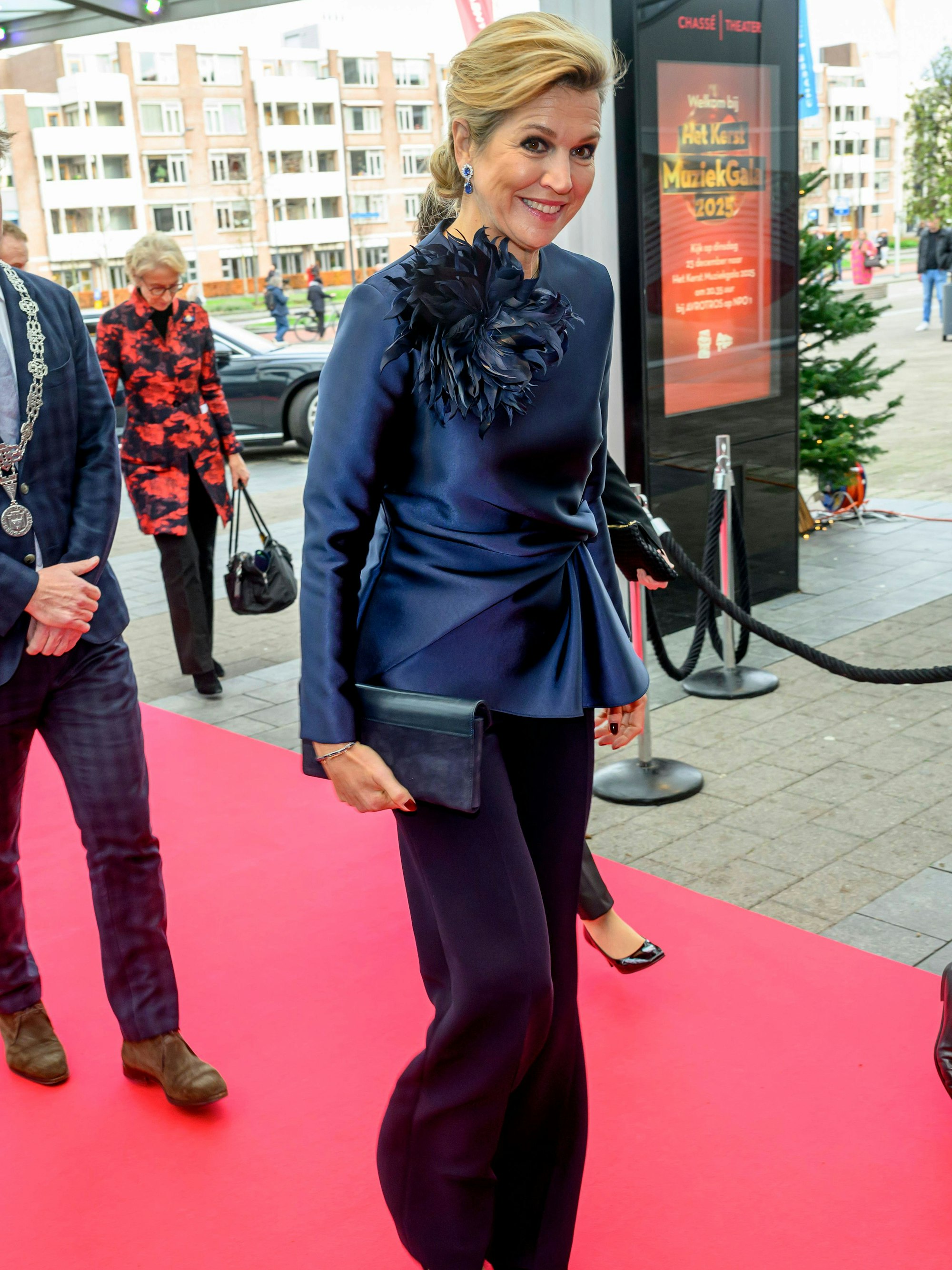 Königin Máxima kommt am Chassé Theater in Breda an.