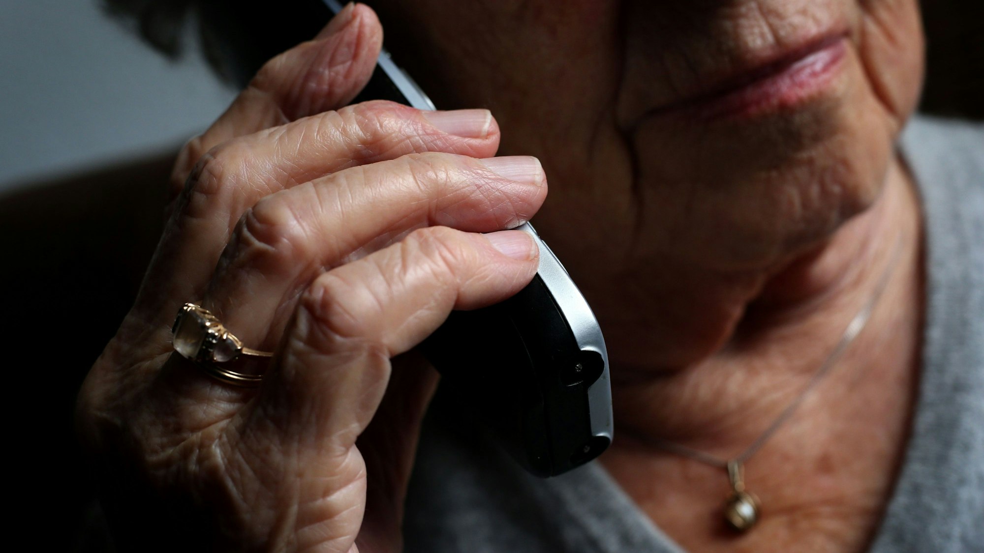 Eine ältere Frau telefoniert.