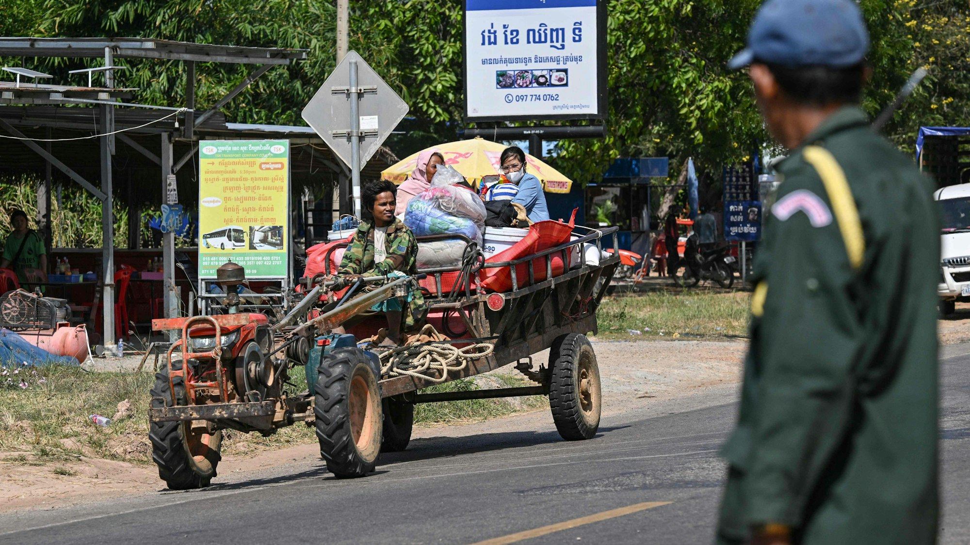 In der kambodschanischen Provinz Siem Reap fliehen Einwohner am 9. Dezember vor den Angriffen aus Thailand.